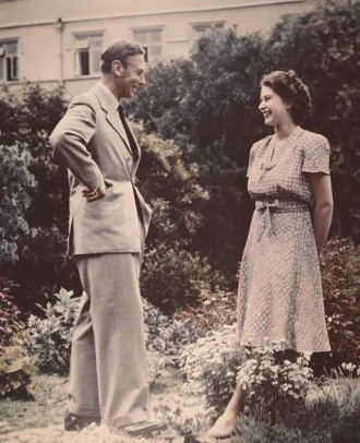 Isabel II y su padre, el Rey Jorge VI.