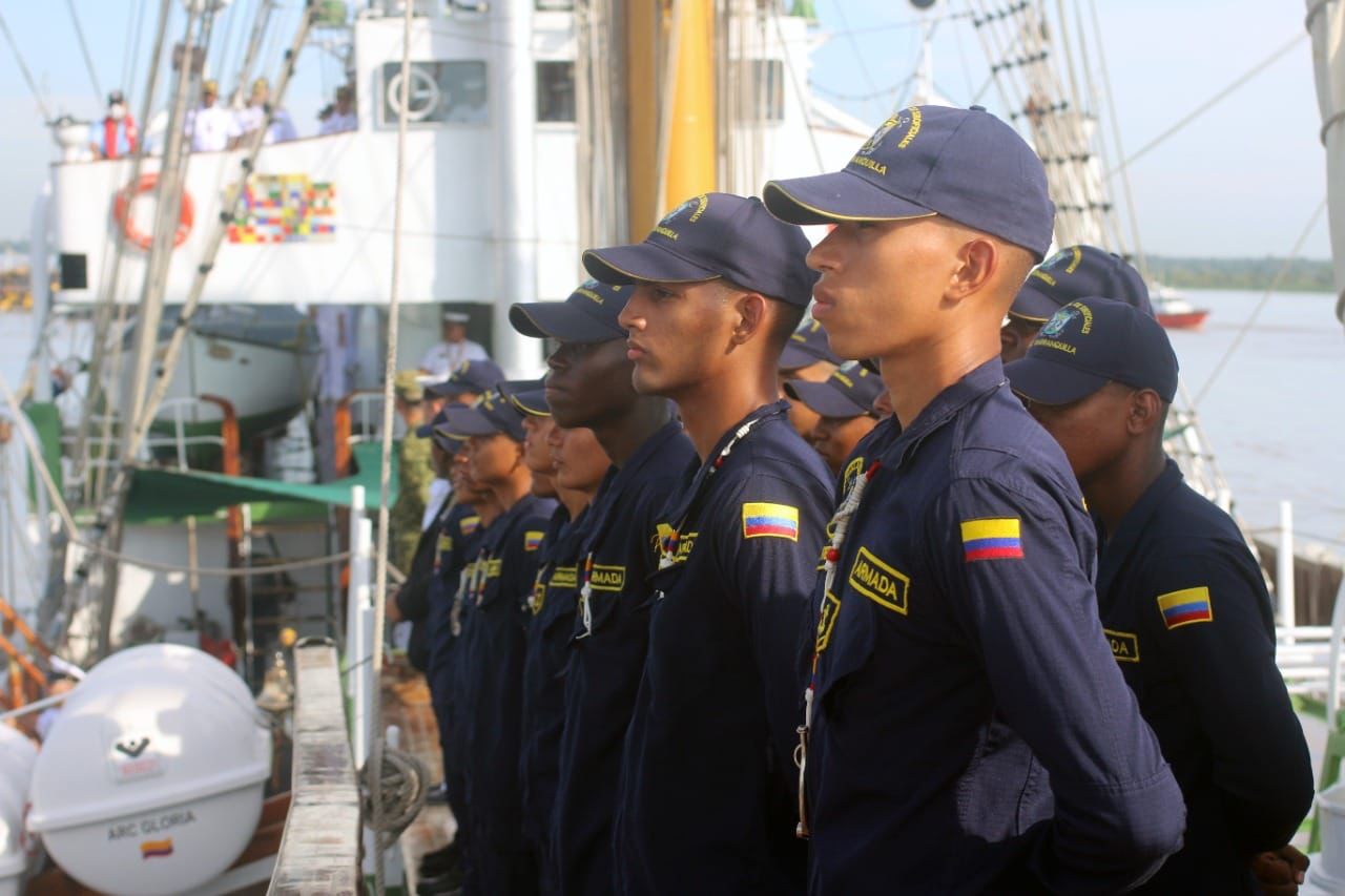 Miembros de la Armada recibiendo al Buque.