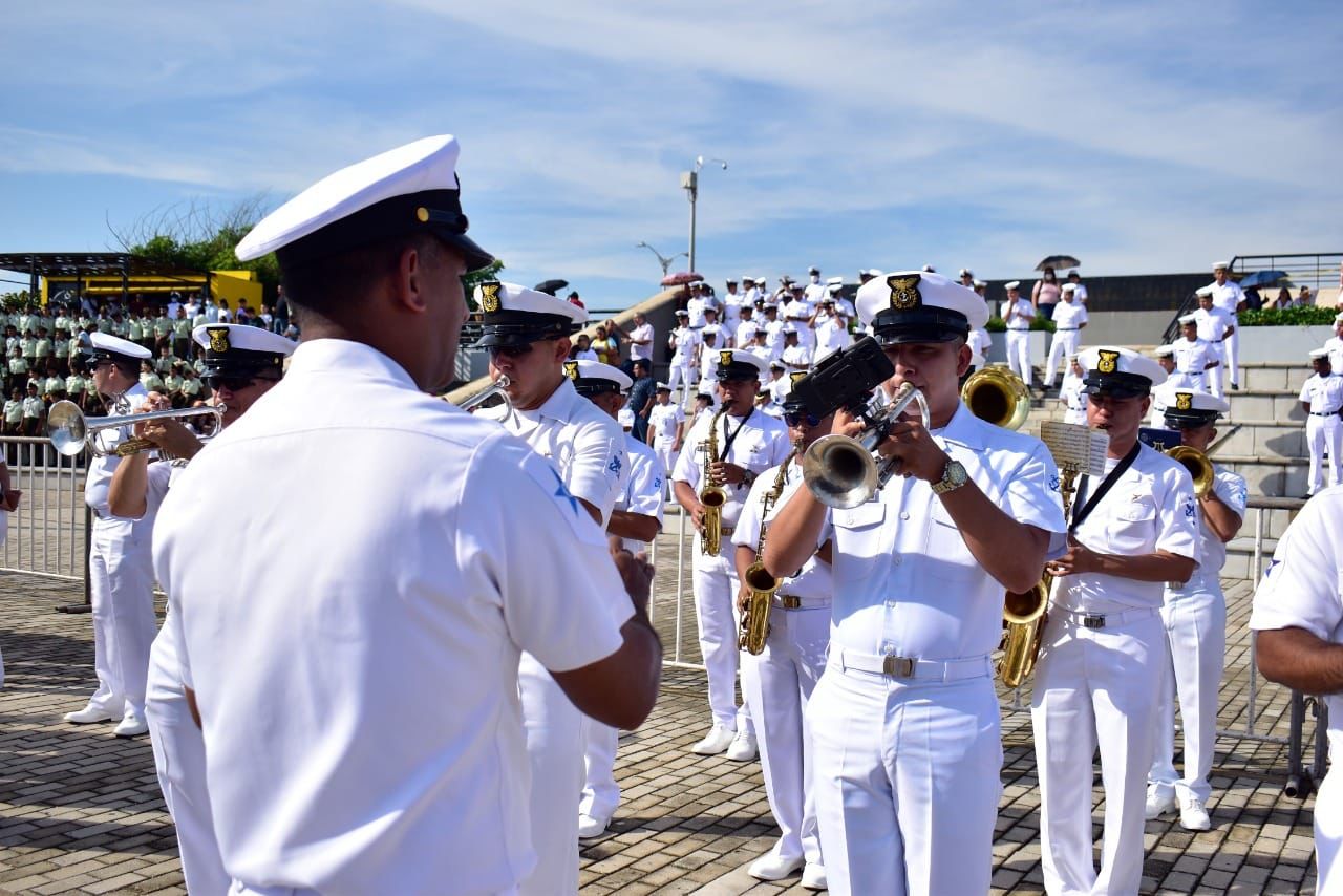 Miembros de la Armada recibiendo al Buque.