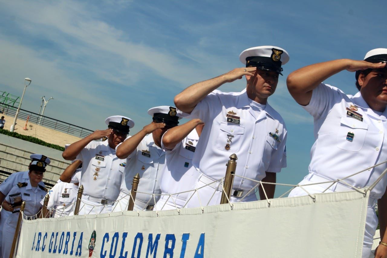 Miembros de la Armada recibiendo al Buque.