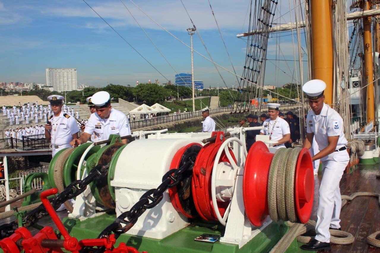 Miembros de la Armada recibiendo al Buque.