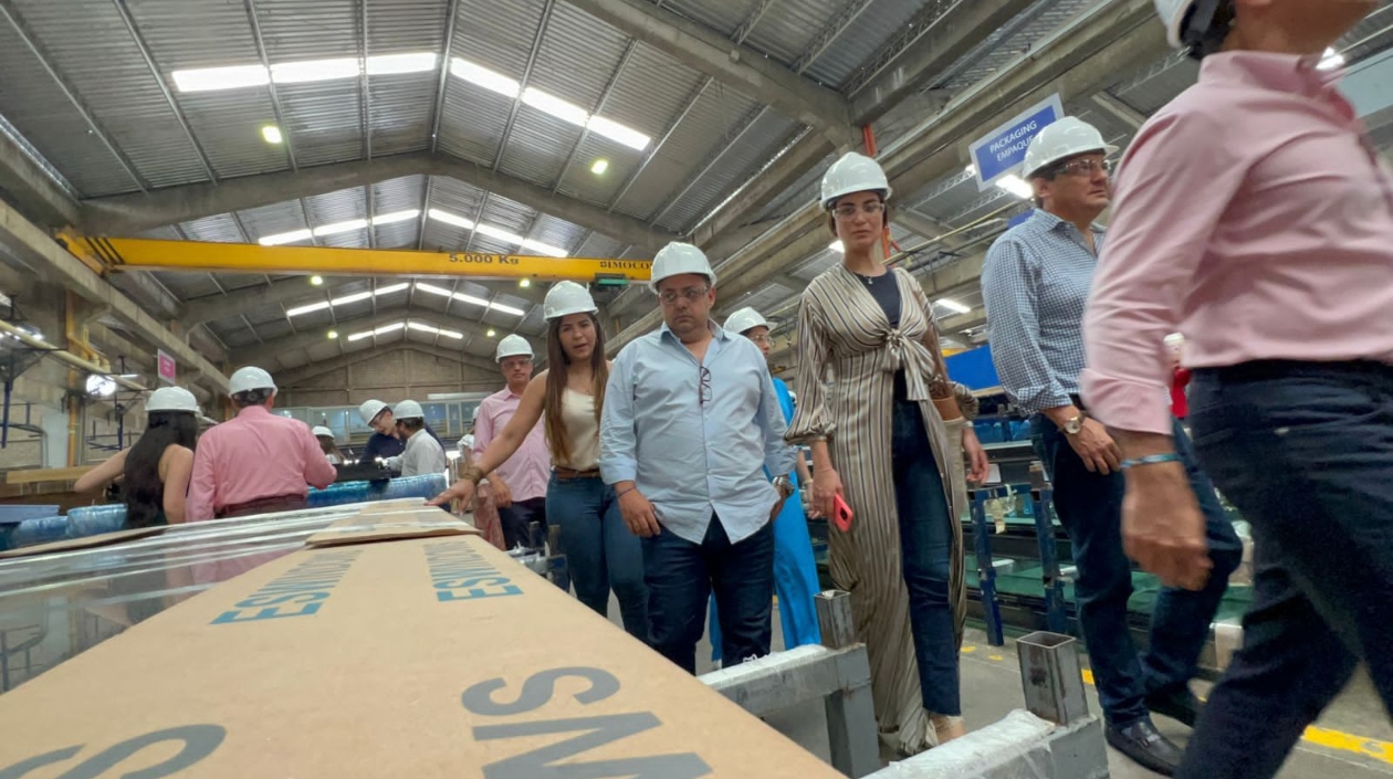 Los congresistas recorrieron la planta de Tecnoglass en Barranquilla, lo harán próximamente en la de Coca Cola y Postobón.