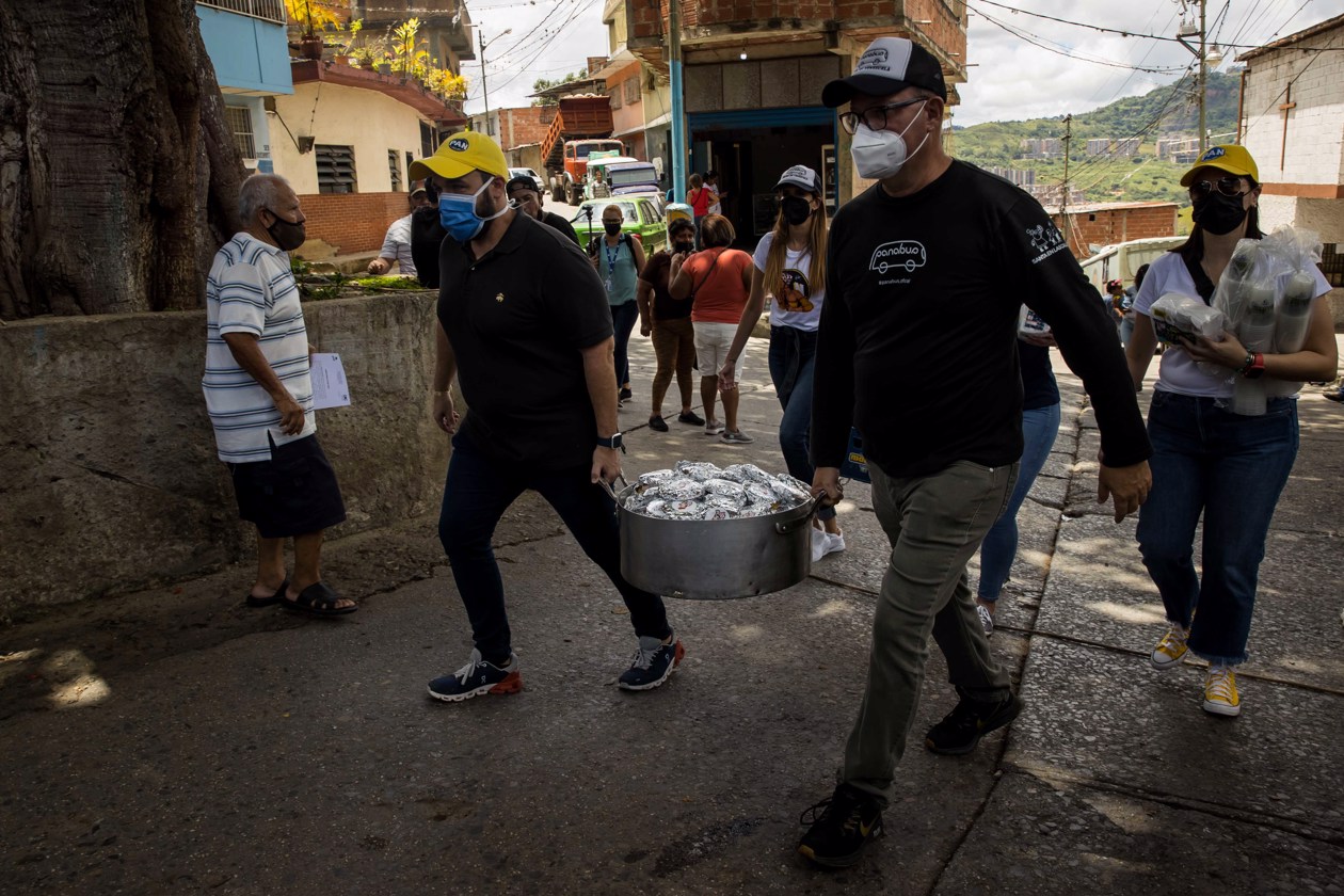 Venezolanos distrutan del Día Mundial de la Arepa.