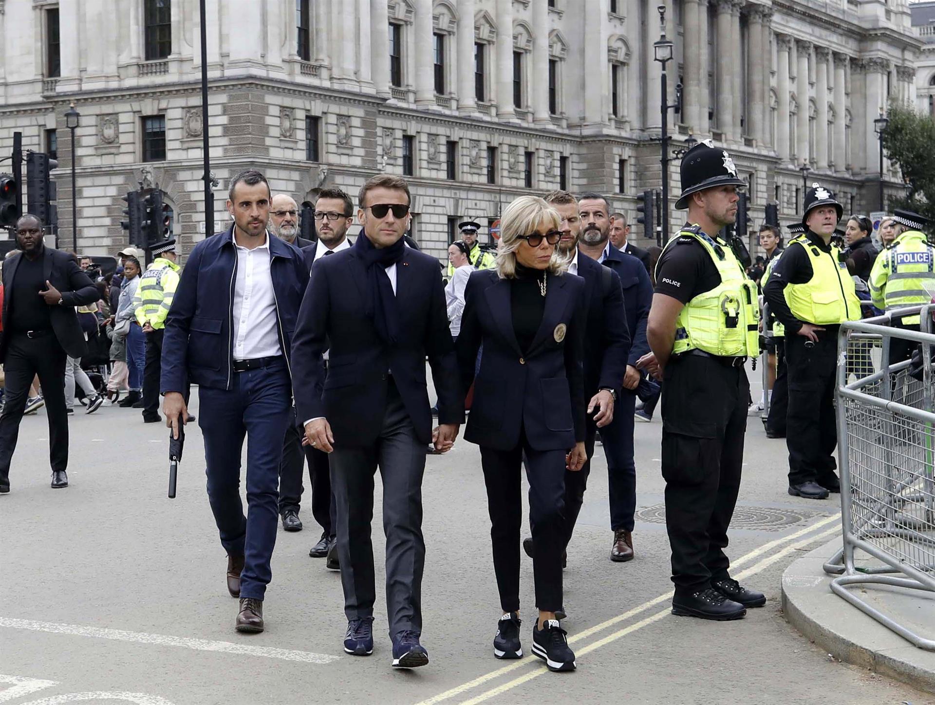 El presidente francés Emmanuel Macron y su esposa, Brigitte, llegan a Westminster Hall.