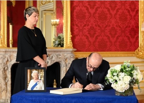 El Canciller Álvaro Leyva firma el libro de condolencias. A su lado la Primera Dama de Colombia.