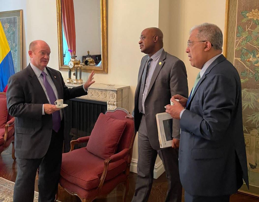 El senador Christopher Andrew Coons junto al Vicecanciller, Francisco Coy y el Embajador de Colombia en Estados Unidos, Luis Guillermo Murillo.