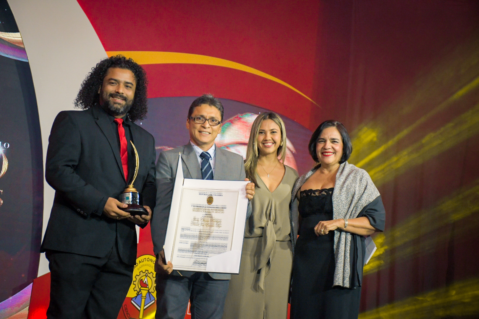 Jhonny Olivares y Daniel Escorcia, del periódico Q’Hubo, uno de los ganadores en prensa