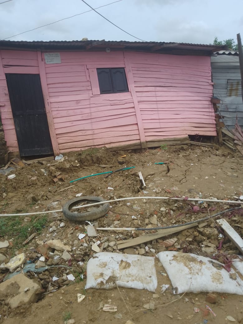 Humildes casas en riesgo en Loma Roja