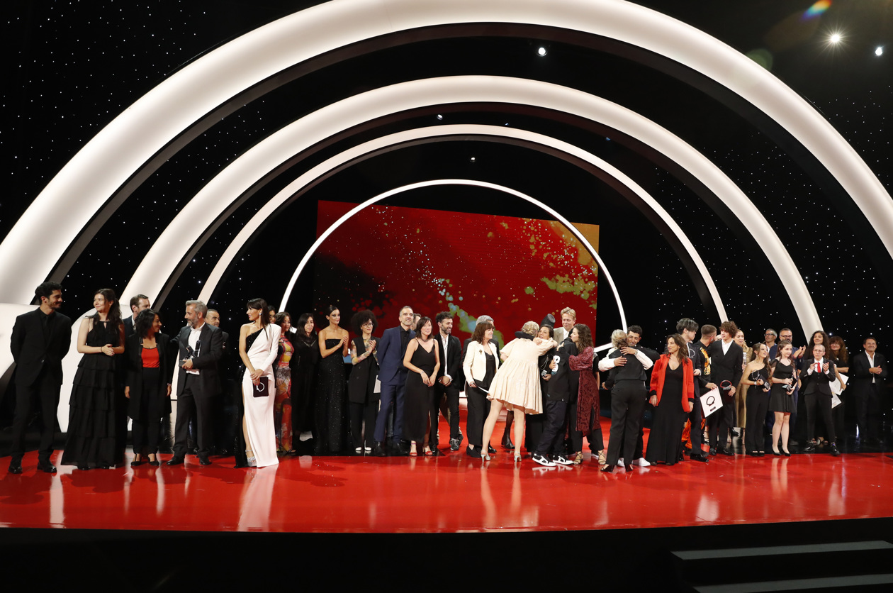 Los galardonados en la gala de clausura de la 70 edición del Festival de Cine de San Sebastián posan con sus premios.