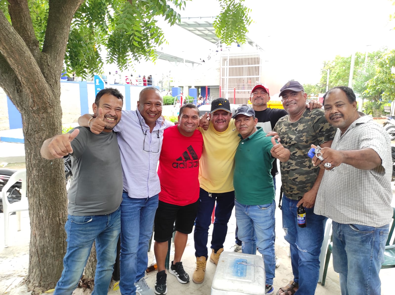 Víctor Danilo Pacheco y el alcalde Danilo Cabarcas, junto con personas de la comunidad. 