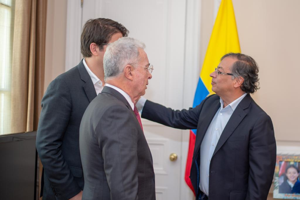 El Presidente Petro se saluda con el líder del Centro Democrático, Álvaro Uribe.