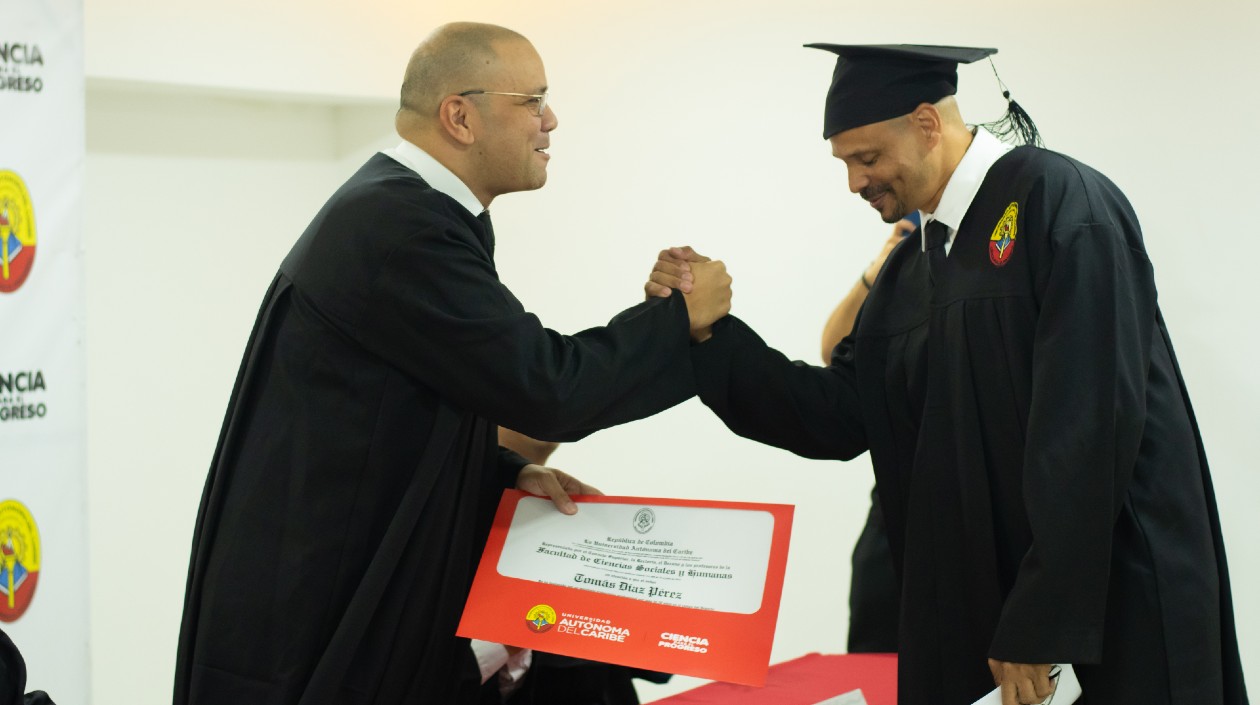 El rector Mauricio Molinares entrega el diploma a Tomás Díaz. 