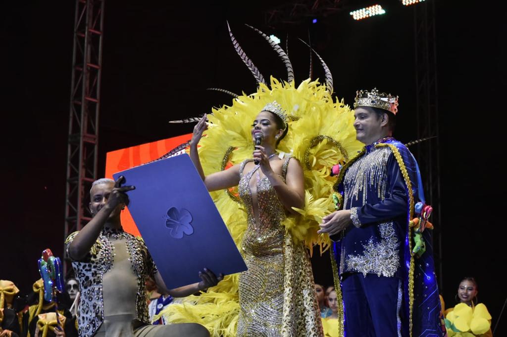 La Reina del Carnaval de la 44, Daniella Falcón y el Rey Momo, Tito Crissien.