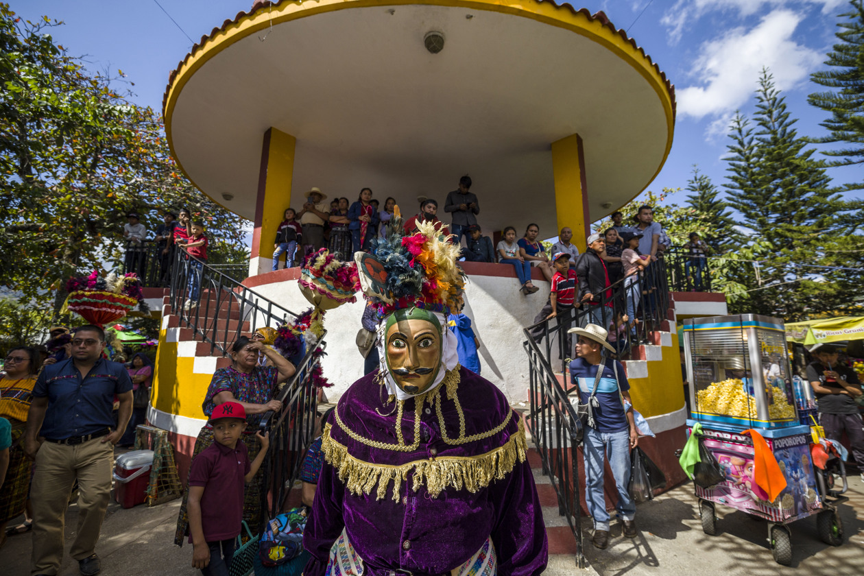 Indígenas Guatemaltecos con máscaras en un evento tradicional.