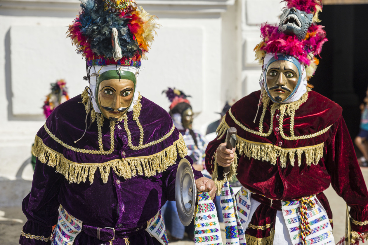 Indígenas Guatemaltecos con máscaras en un evento tradicional.