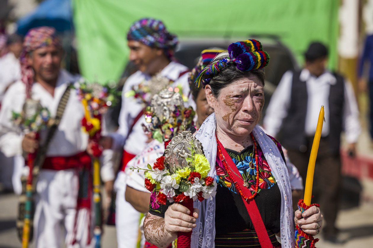  Mujeres sostienen flores durante un evento tradicional, en Rabinal, Guatemala.