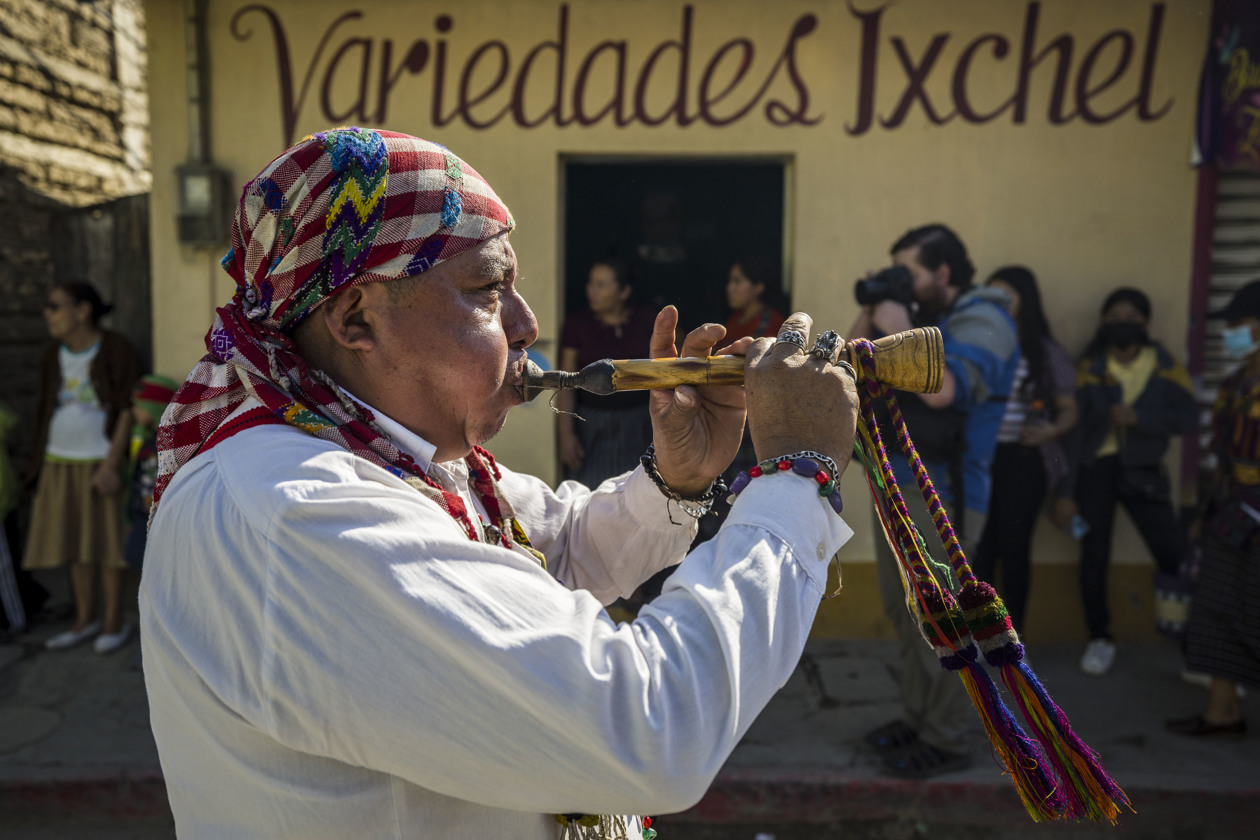 Un hombre toca un instrumento durante un evento tradicional, en Rabinal, Guatemala.