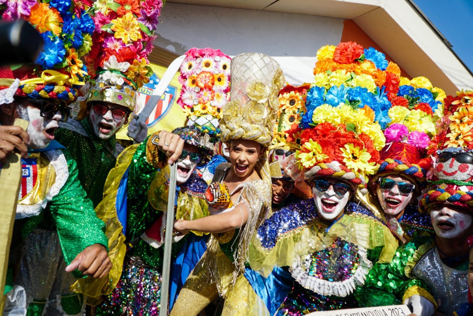 Los Reyes del Carnaval 2023 en la izada de bandera de la danza del congo.