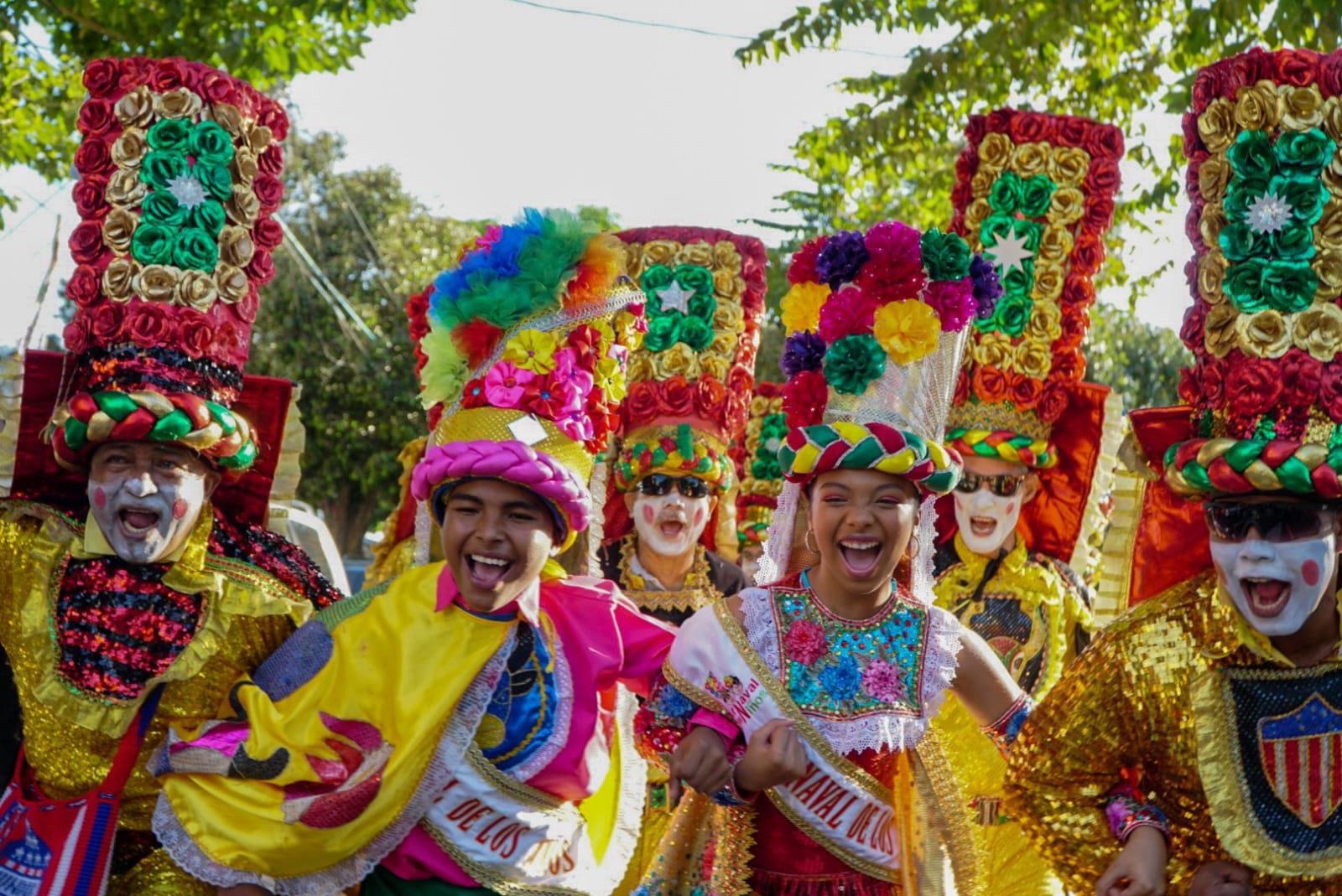 Los Reyes del Carnaval de Los Niños 2023 en la izada de bandera de la danza del congo.