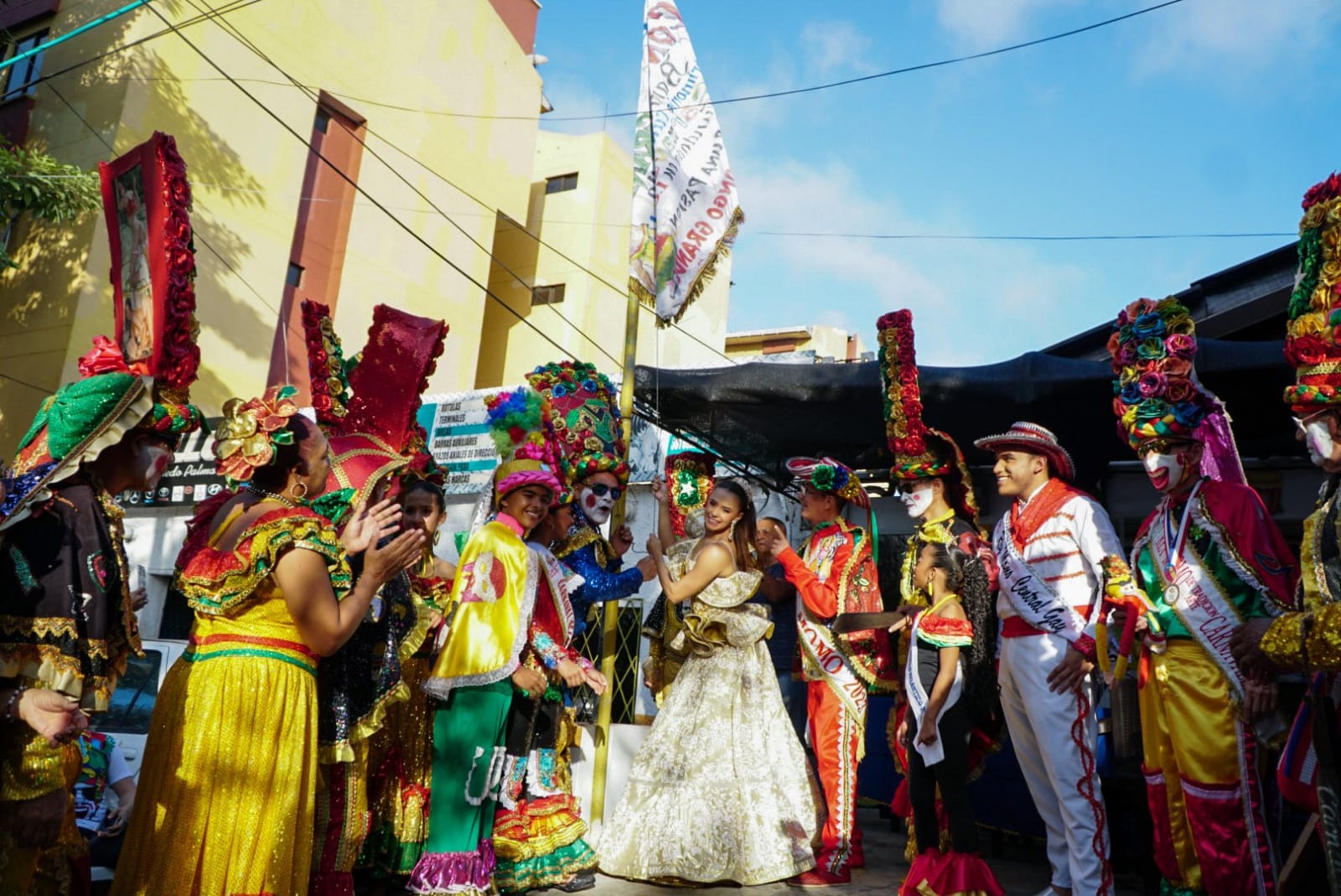 Los Reyes del Carnaval 2023 en la izada de bandera de la danza del congo.