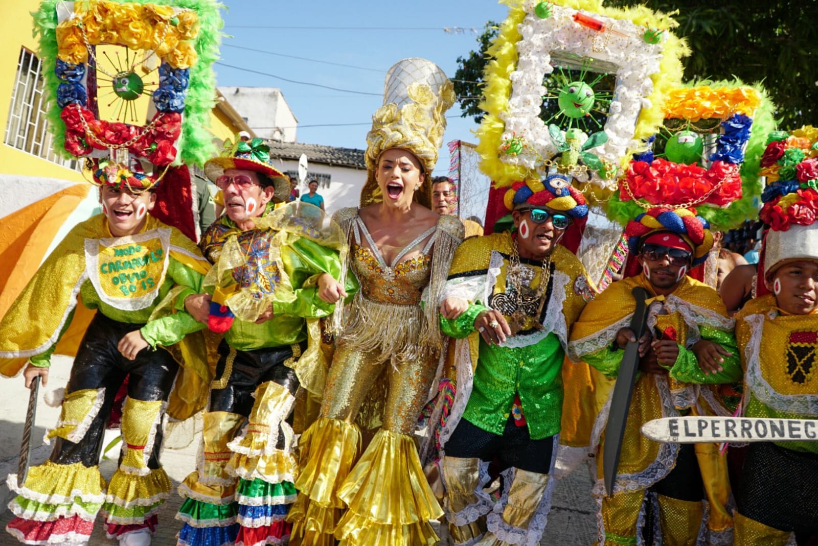 La Reina Natalia de Castro junto a un grupo de congo.