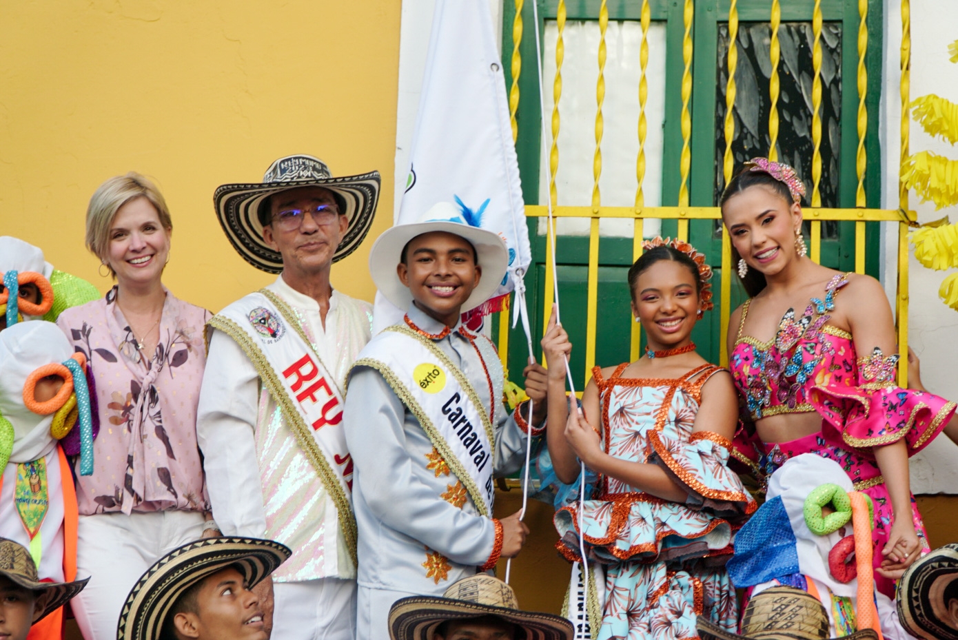 Sandra Gómez, Sebastián Guzmán y Natalia de Castro junto a los reyes del Carnaval de los Niños 2023.