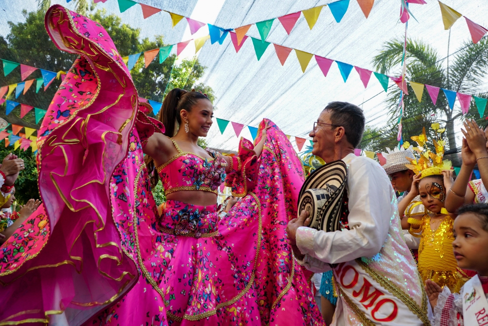 La reina Natalia de Castro y el rey Momo Sebastián Guzmán, al ritmo de cumbia.