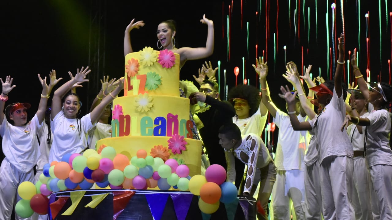 Durante la puesta en escena, la Reina Daniella Falcón celebró su cumpleaños número 22.
