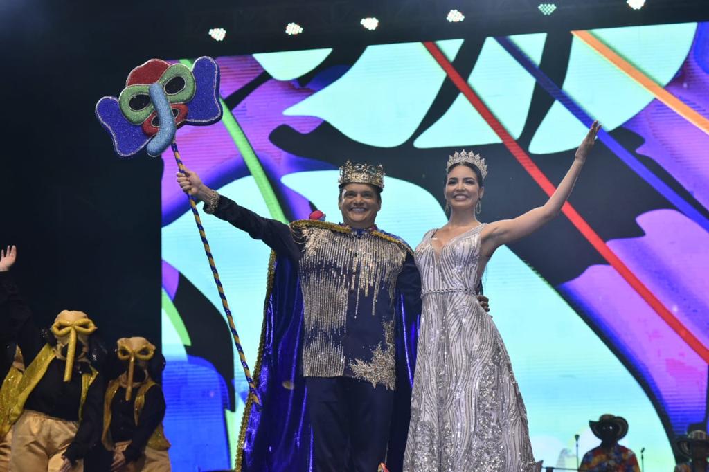 Tito Crissien, coronado como Rey Momo por la Reina del ‘Carnaval del Bordillo’ 2022, Paula Sarmiento. 
