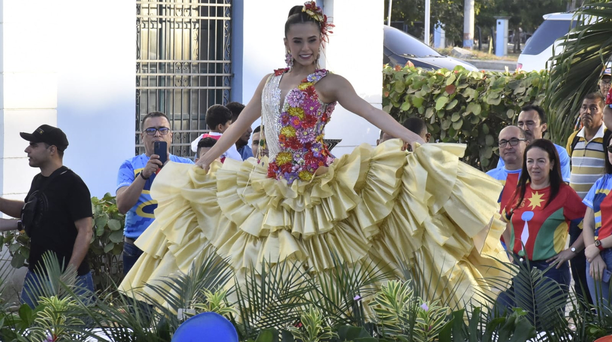 Natalia De Castro, Reina del Carnaval 2023 luciendo el vestido realizado por estudiantes y egresados de la EDA.