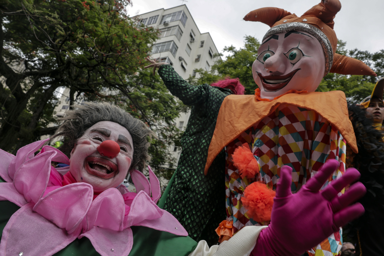 Viandantes participan en la comparsa callejera 'Gigantes da Lira' en Río de Janeiro, Brasil.