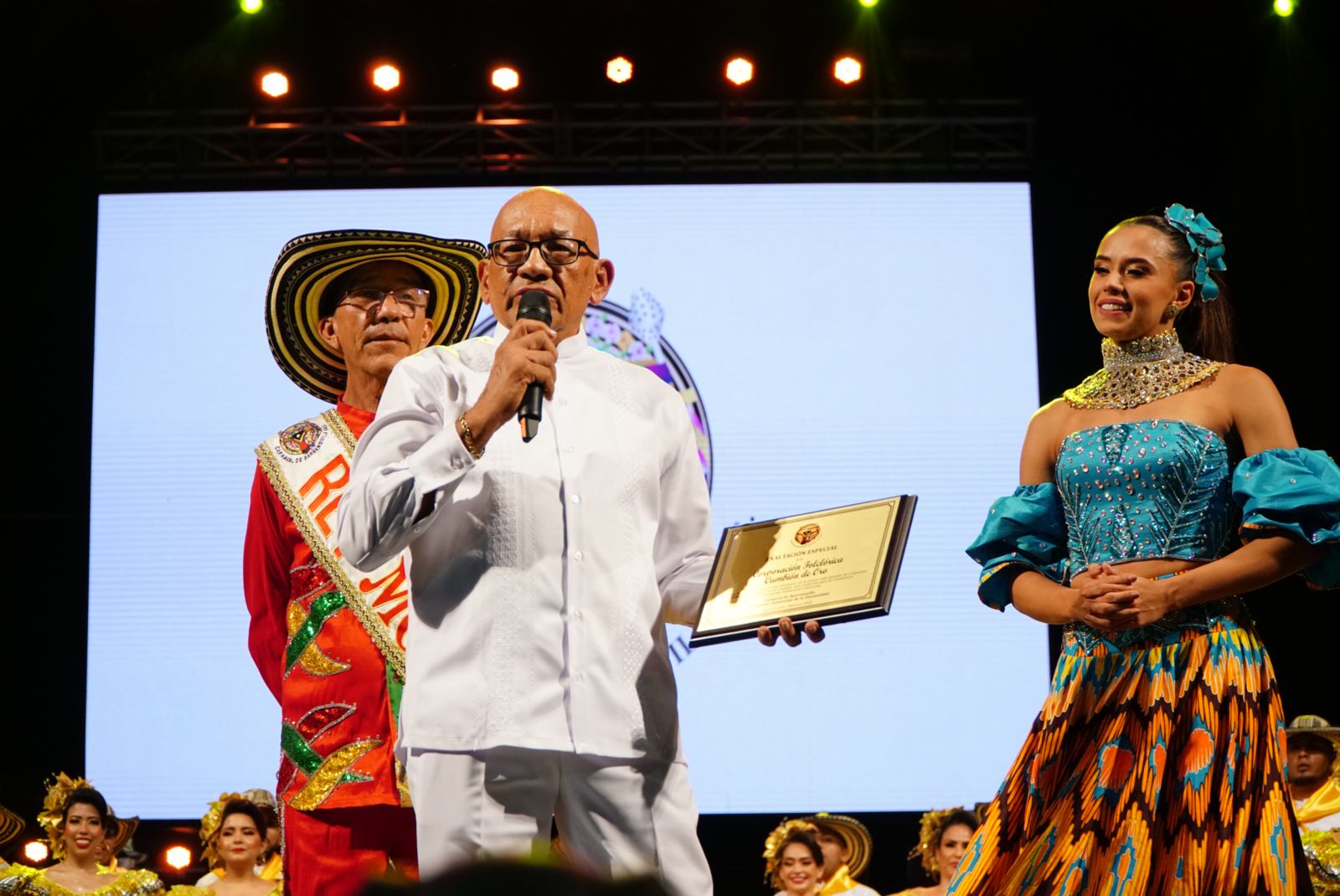El director del Cumbión de Oro, Gabriel Marriaga, recibiendo el reconocimiento.