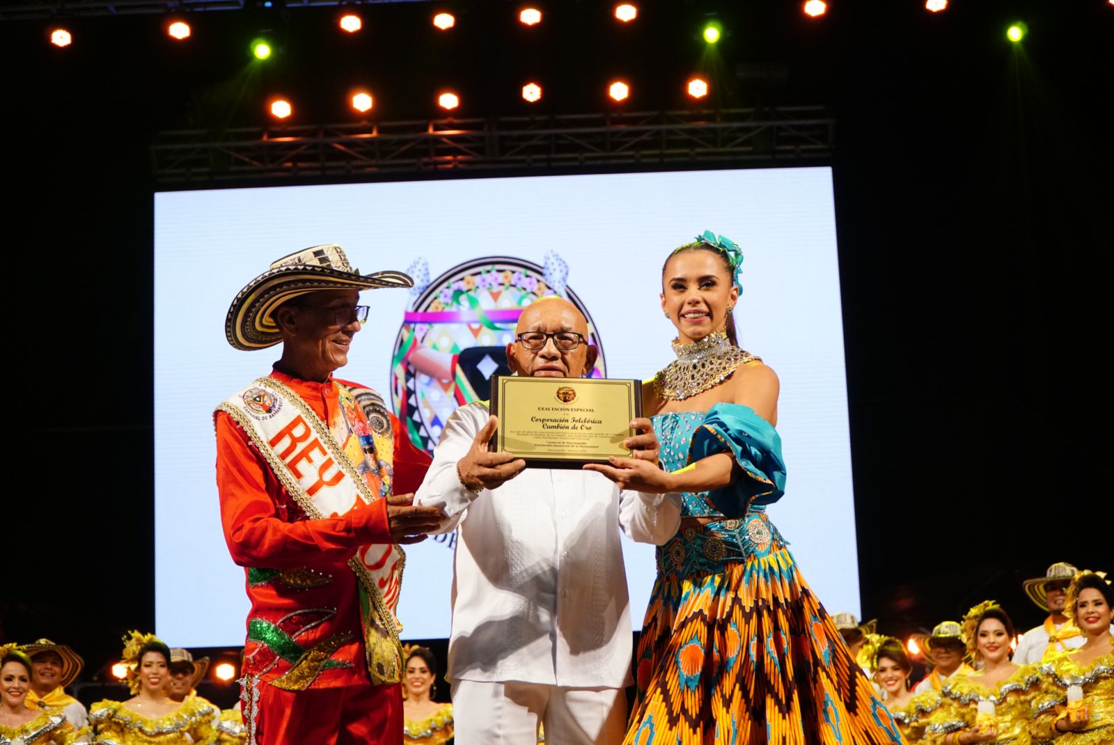 El director del Cumbión de Oro, Gabriel Marriaga, recibiendo el reconocimiento.