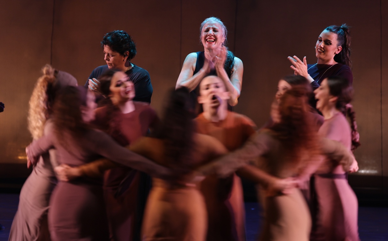 La bailarina de flamenco María Pagés junto a un grupo de bailarines en Abu Dhabi Festival.