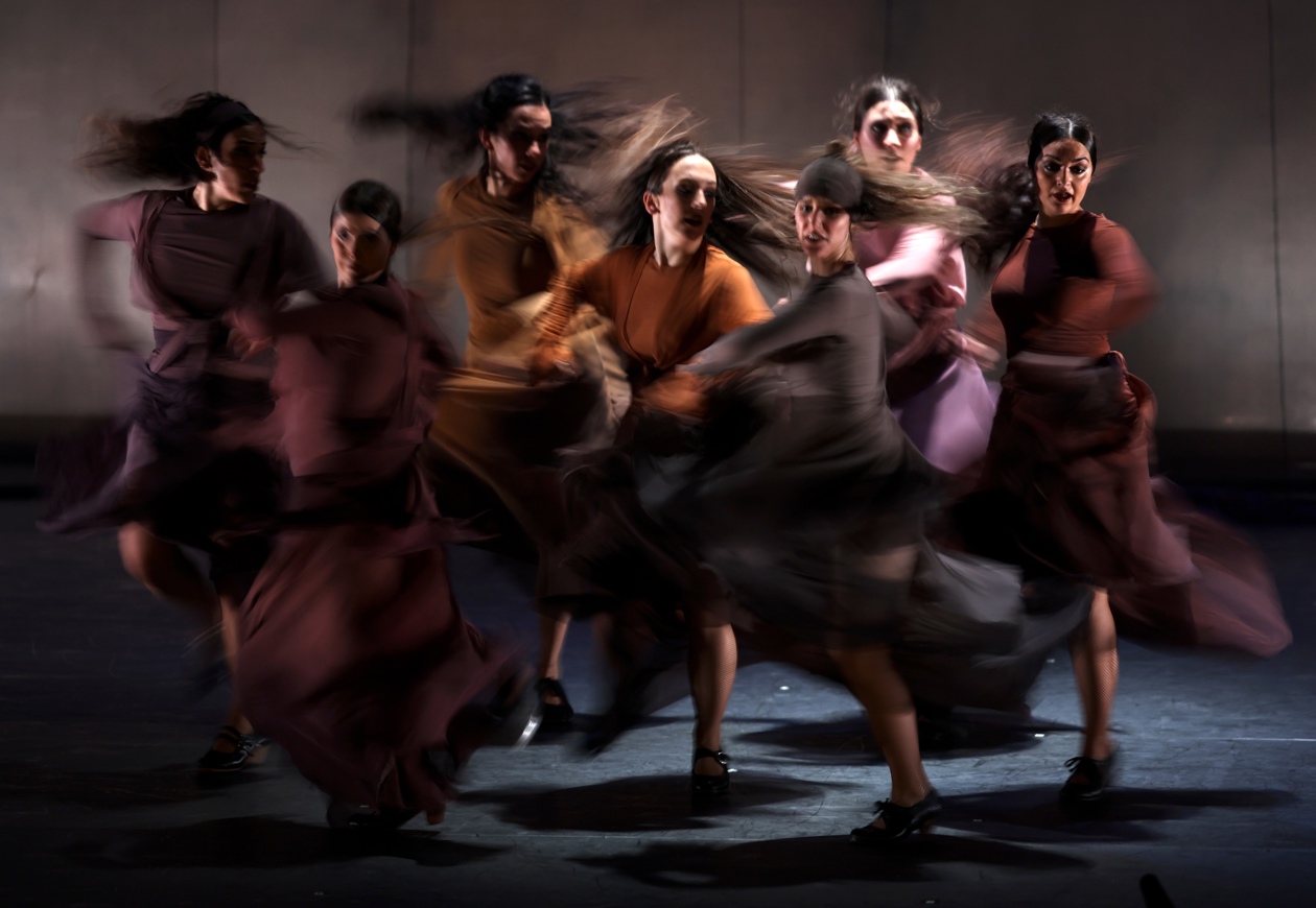 La bailarina de flamenco María Pagés junto a un grupo de bailarines en Abu Dhabi Festival.