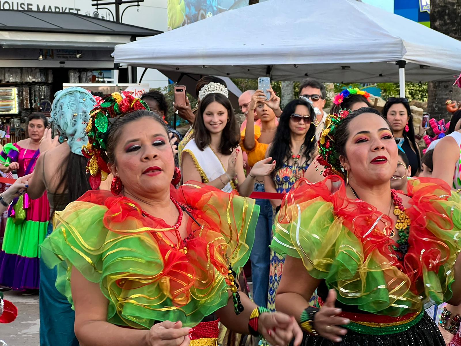 Grupos folclóricos del Carnaval de Barranquilla en el Icon Park de Orlando, Florida. 