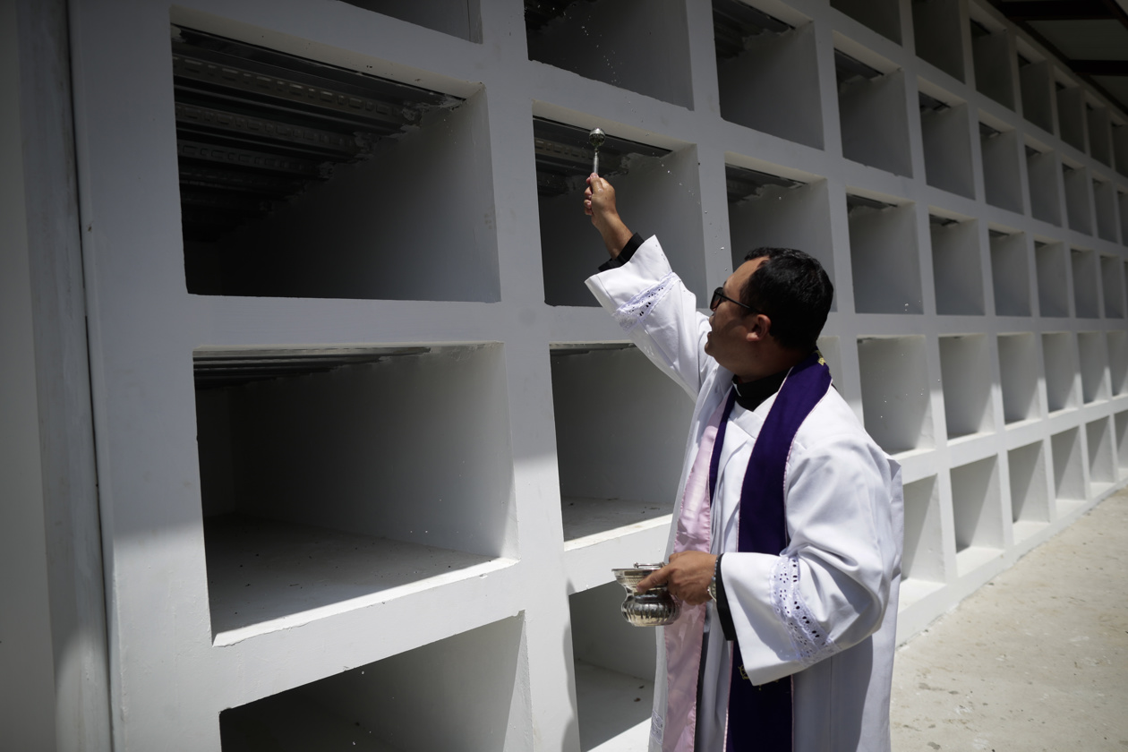 El sacerdote nicaragüense Claudio Guerrero bendice un nuevo Módulo de Nichos de Resguardo Humanitario Forense, en el municipio de Pinogana, en la comunidad de El Real de Santa María, provincia de Darién (Panamá). 