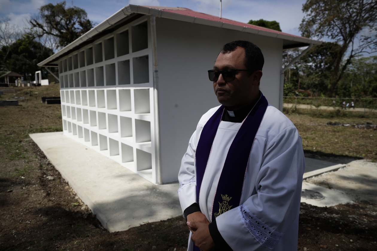 El sacerdote nicaragüense Claudio Guerrero bendice un nuevo Módulo de Nichos de Resguardo Humanitario Forense, en el municipio de Pinogana, en la comunidad de El Real de Santa María, provincia de Darién (Panamá). 