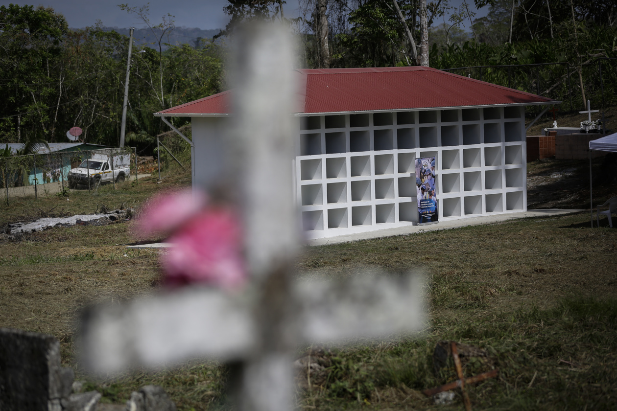 El sacerdote nicaragüense Claudio Guerrero bendice un nuevo Módulo de Nichos de Resguardo Humanitario Forense, en el municipio de Pinogana, en la comunidad de El Real de Santa María, provincia de Darién (Panamá). 