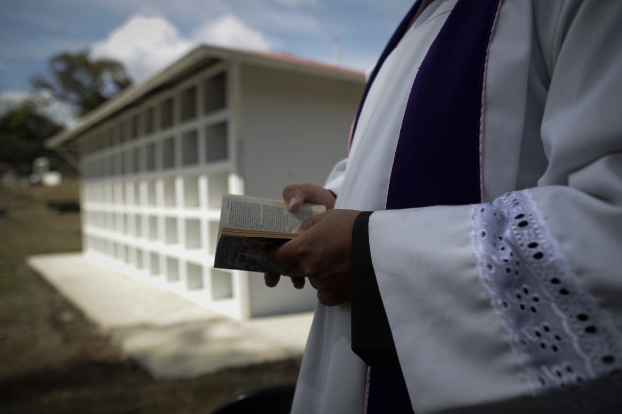 El sacerdote nicaragüense Claudio Guerrero bendice un nuevo Módulo de Nichos de Resguardo Humanitario Forense, en el municipio de Pinogana, en la comunidad de El Real de Santa María, provincia de Darién (Panamá). 