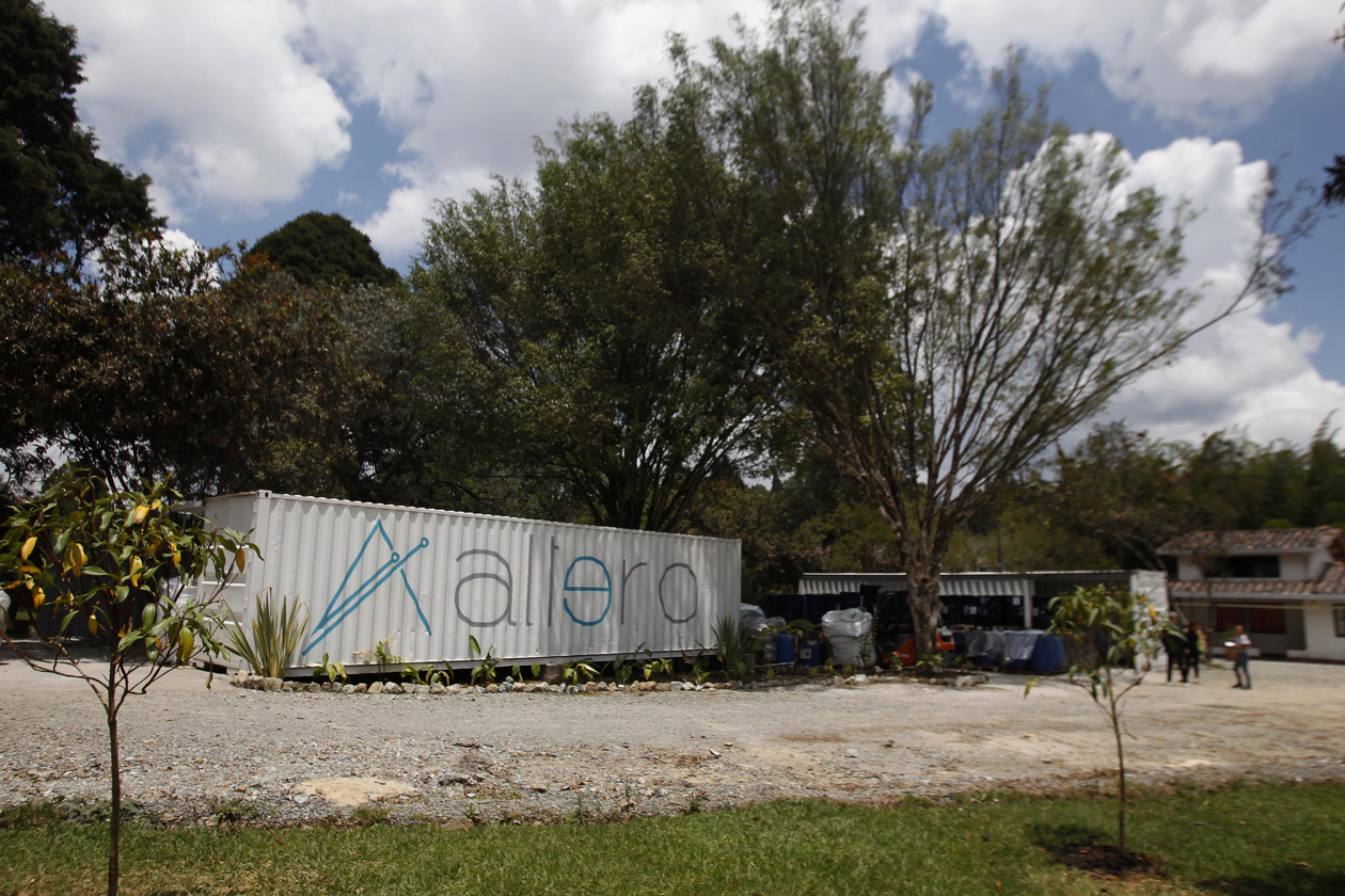  Entre contenedores abrazados por árboles y rodeada por la naturaleza opera la empresa Altero, en Guarne.