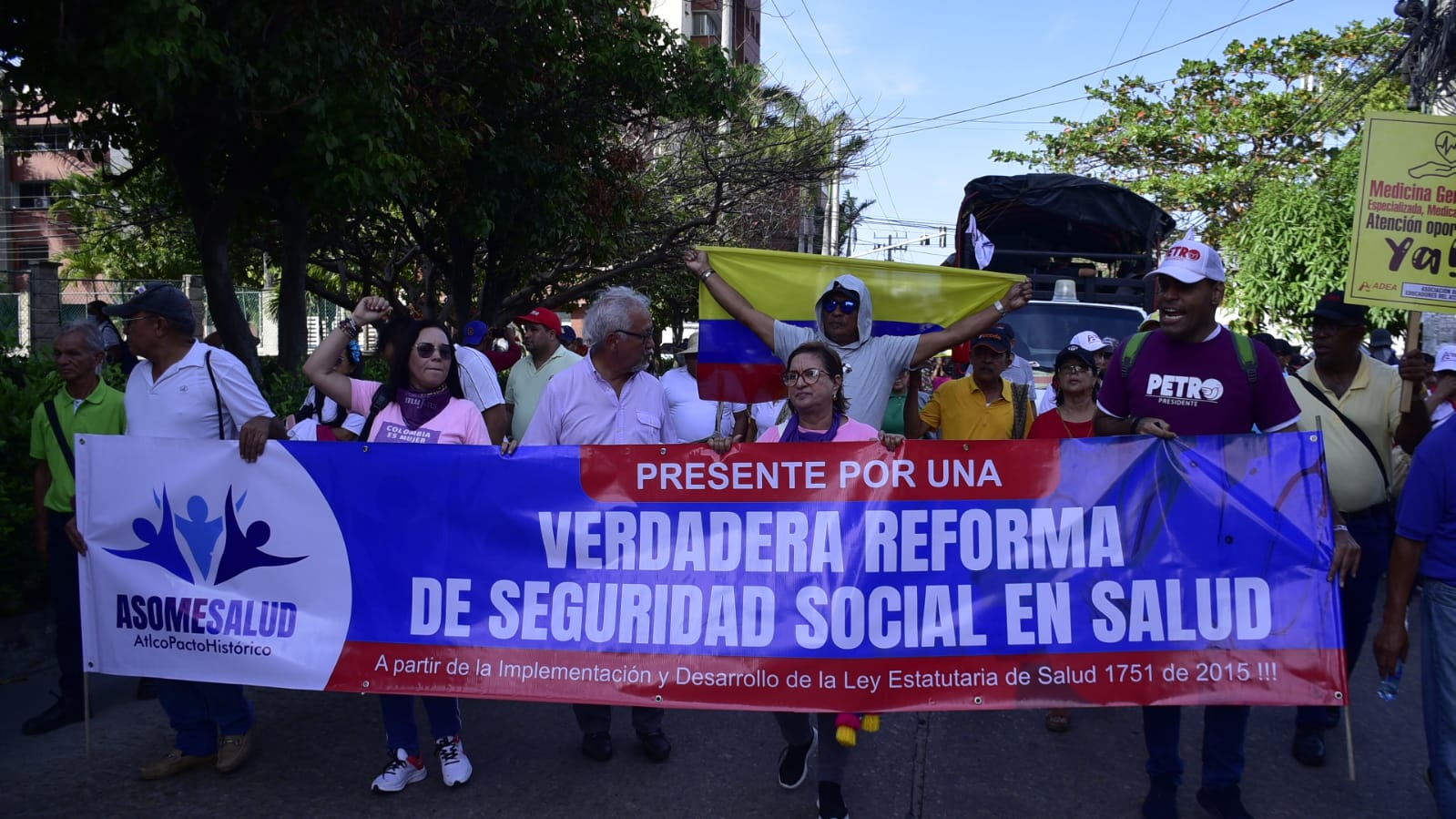 Trabajadores marchando en defensa de las reformas laboral, pensional y de salud