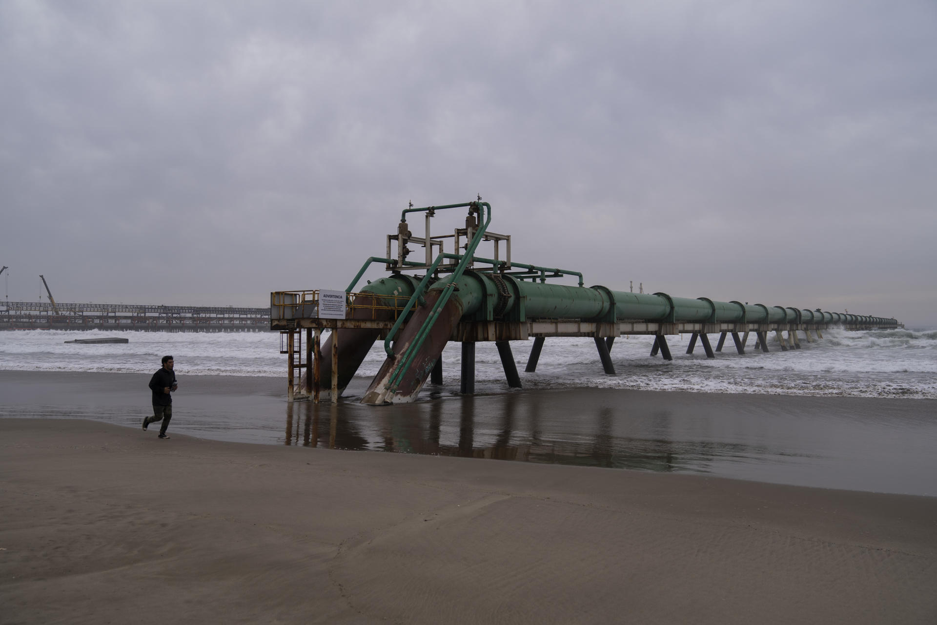 Tuberías de complejo industrial en las playas de Chile.