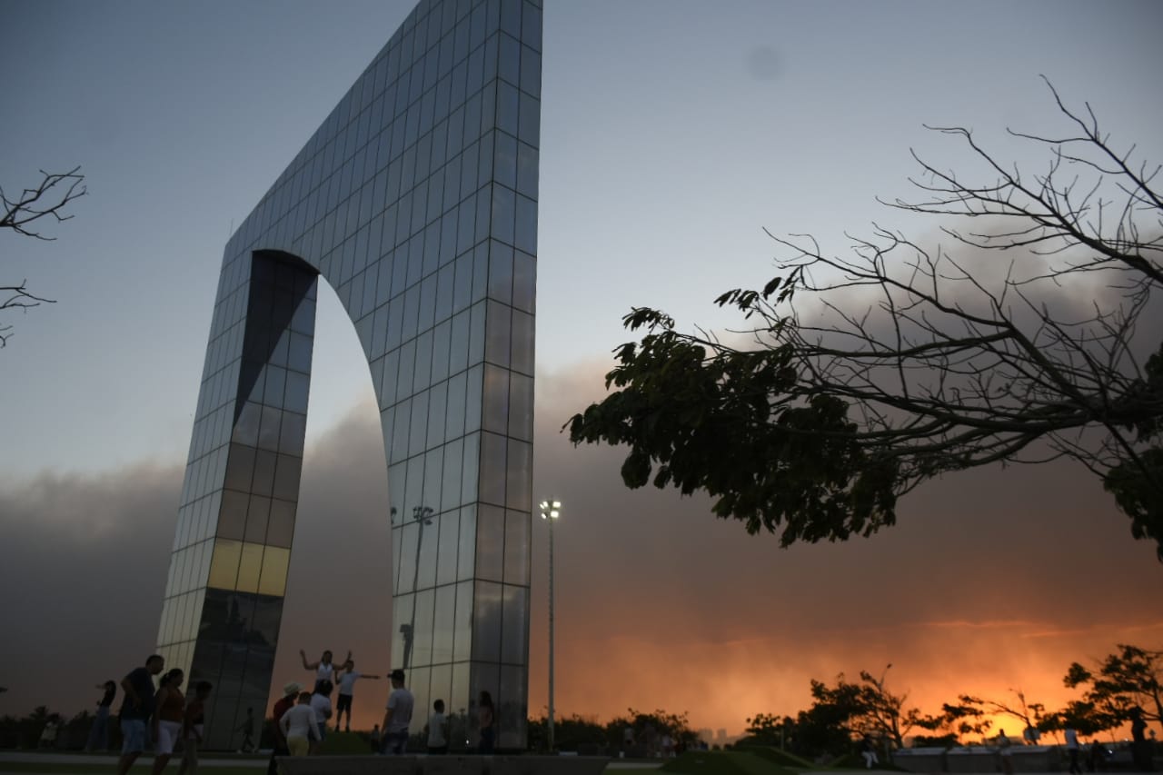 Una vista a Barranquilla desde la Ventana de Campeones, la ciudad invadida de humo