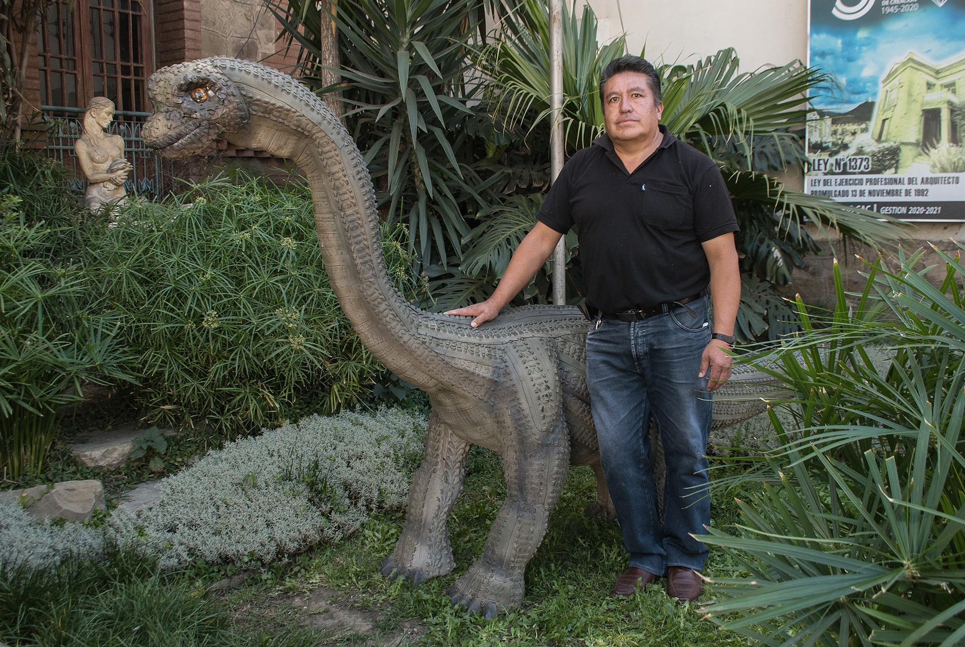 Arellano posa junto a una de sus esculturas en Cochabamba. 