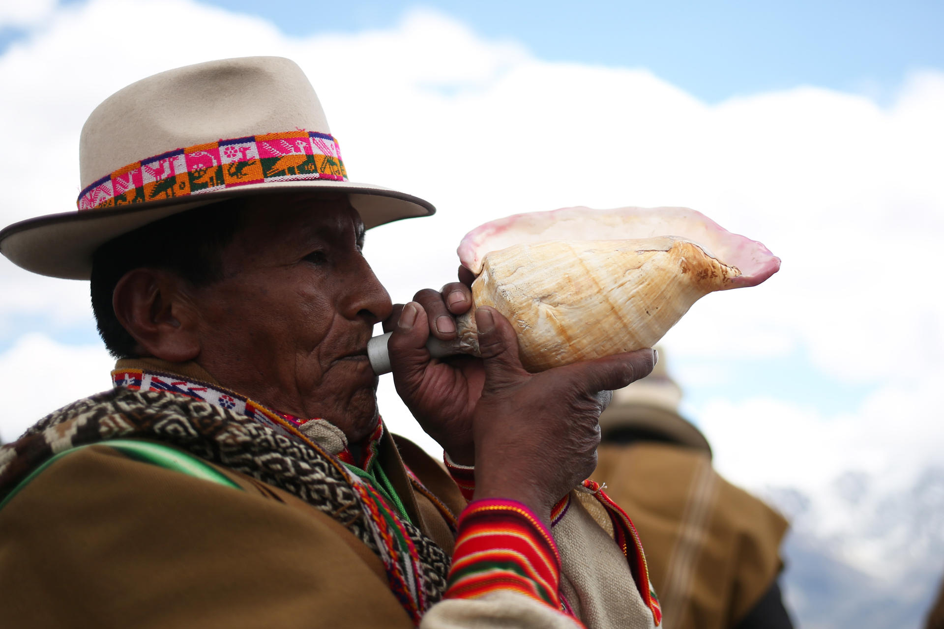 Aimaras en ritual al Pachamama.