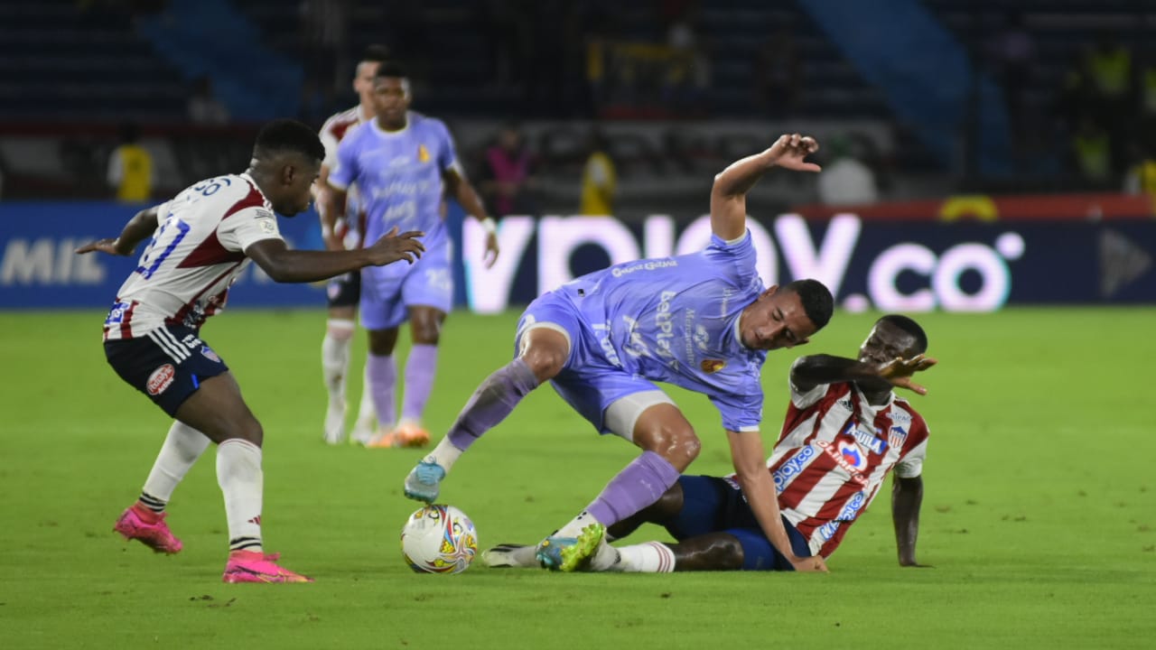 Kevin Padilla Madrid intenta despojar del balón a Carlos Esparragoza.