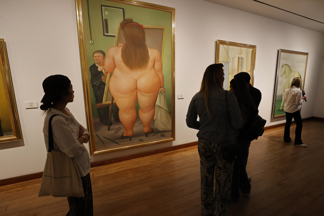 Visitantes en el Museo de Antioquia para ver las obras del maestro Fernando Botero