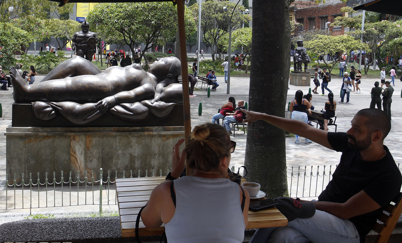Ciudadanos visitan las obras del maestro Fernando Botero, hoy, en la Plaza Botero