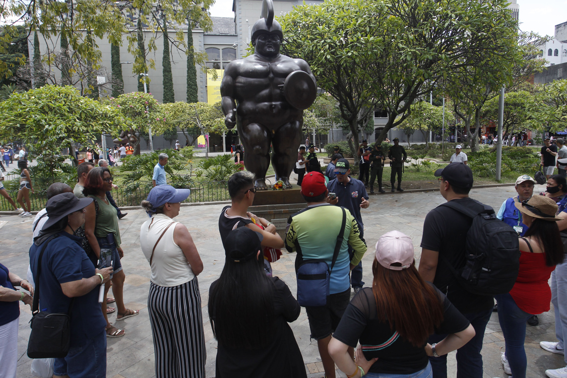 Ciudadanos visitan las obras del maestro Fernando Botero, hoy, en la Plaza Botero